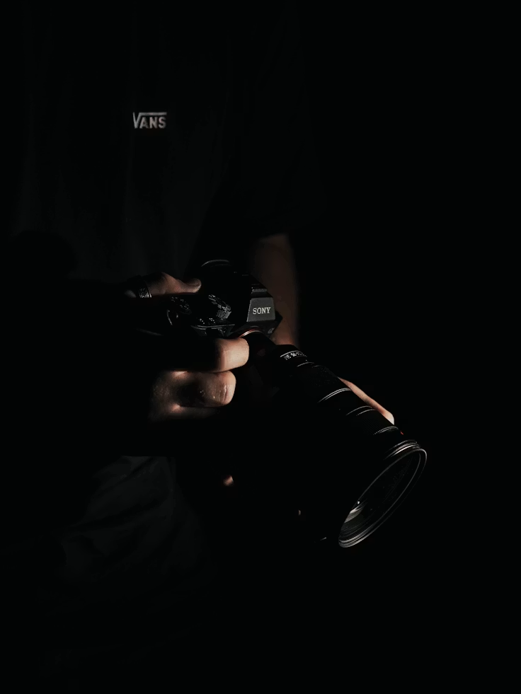 Fotograf im Dunkeln mit Sony Kamera