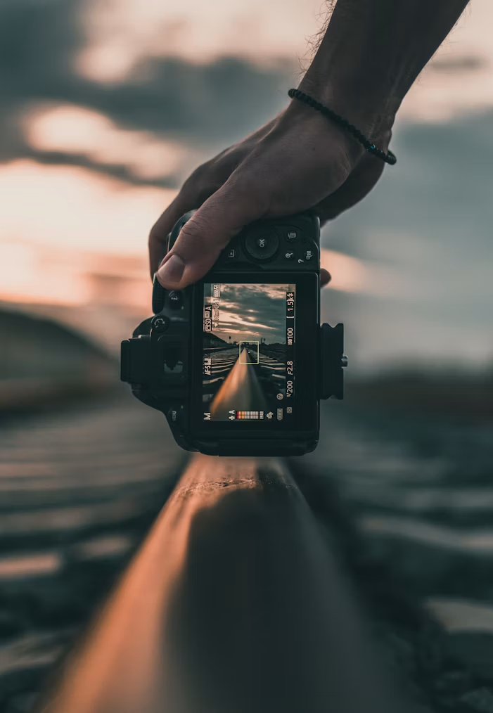 Kamera-Display über Bahngleisen im Sonnenuntergang